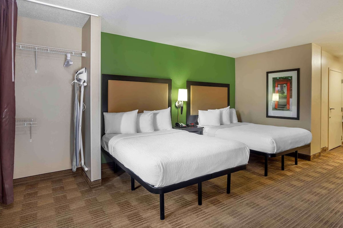 Desk, iron/ironing board, rollaway beds, free WiFi