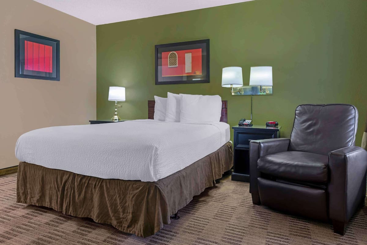 Studio, 1 Queen Bed, Non Smoking | Desk, iron/ironing board, rollaway beds, free WiFi