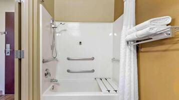 Combined shower/tub, free toiletries, hair dryer, towels