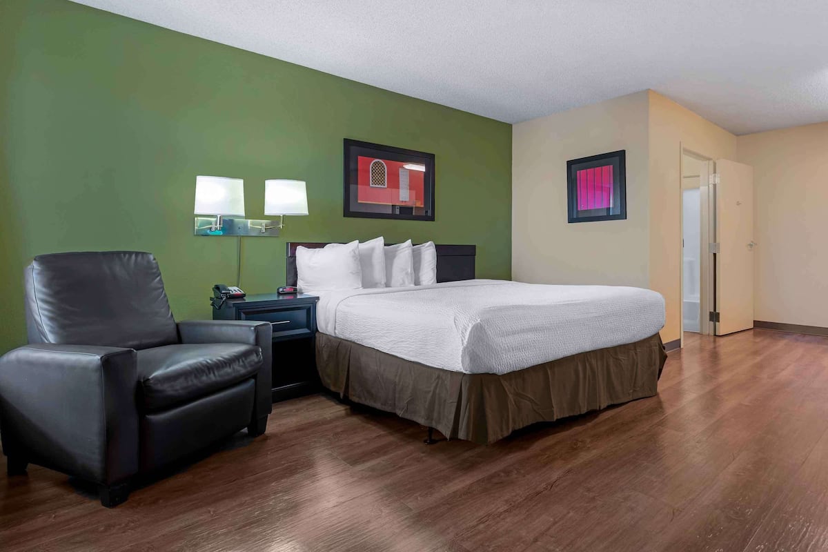 Studio, 1 King Bed, Non Smoking | Desk, iron/ironing board, rollaway beds, free WiFi