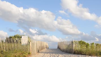En la playa y playa de arena blanca