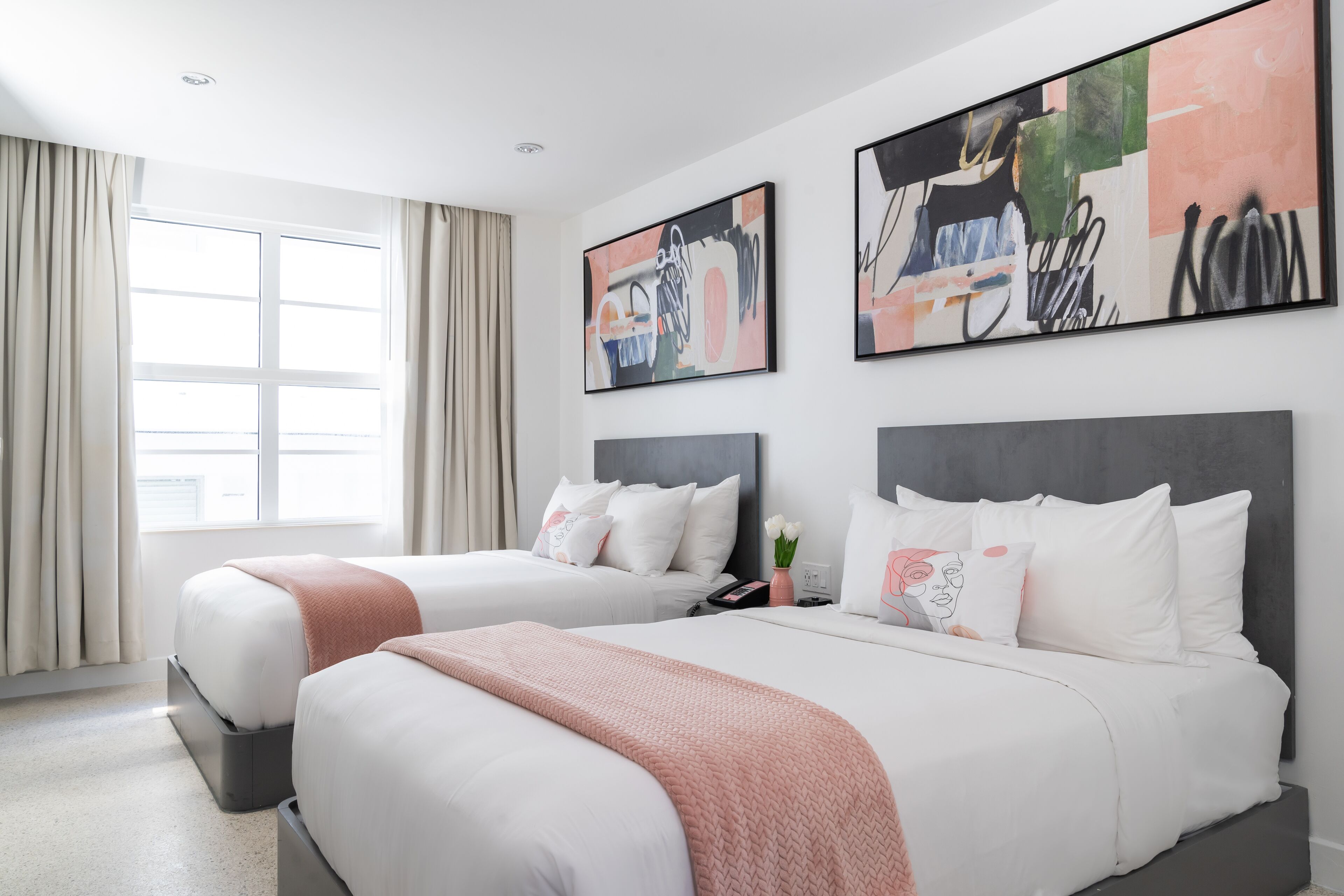 Cortinas blackout y tabla de planchar con plancha 