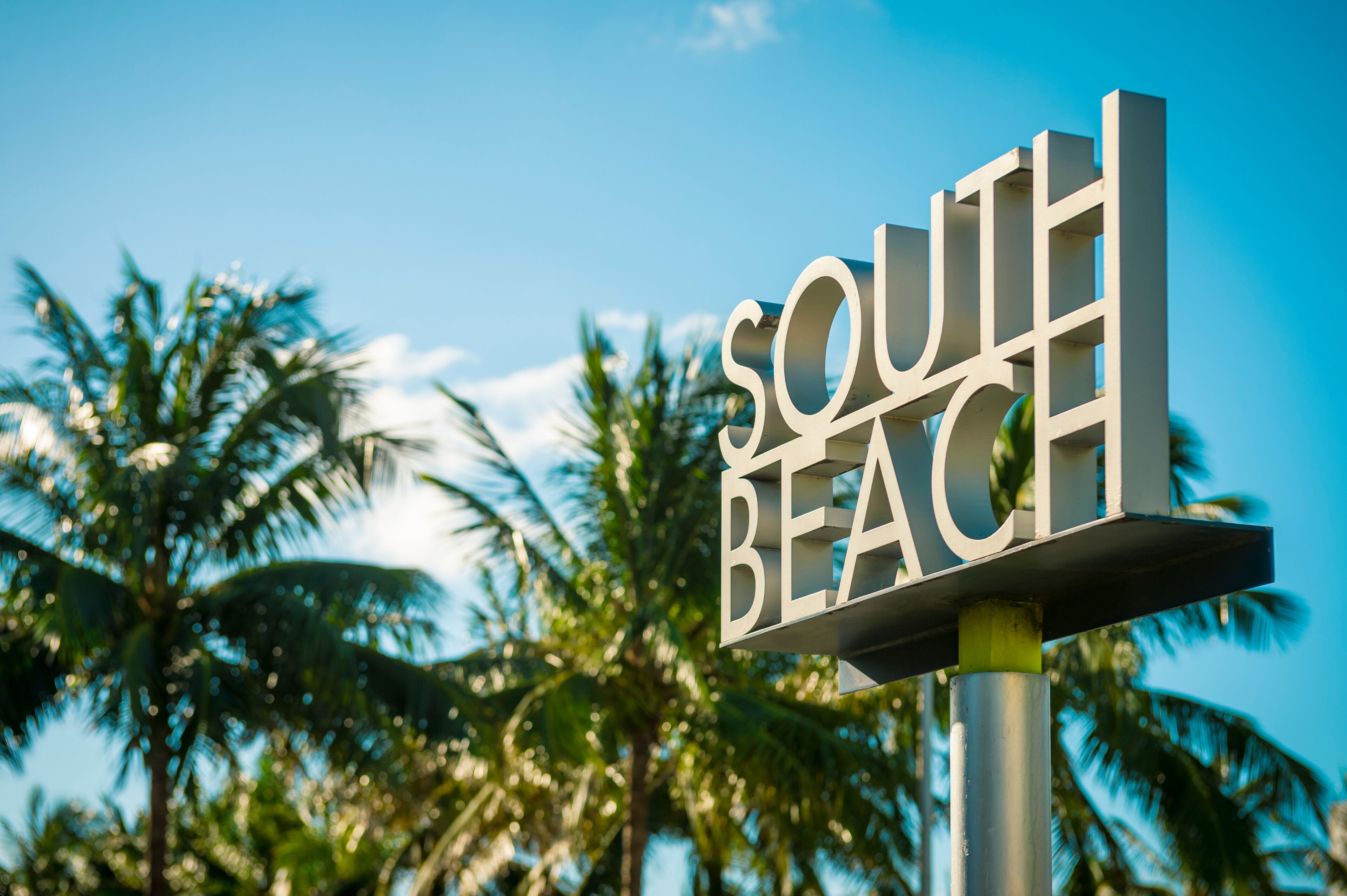 Ein Schild mit der Aufschrift 'SOUTH BEACH', an einem Pfosten befestigt.