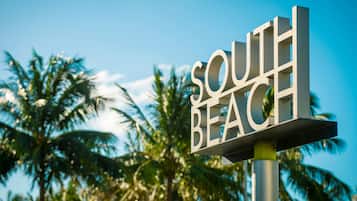 Placa com os dizeres 'SOUTH BEACH' fixada em um poste.