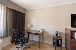 Standard Room, 1 Queen Bed, Non Smoking, Refrigerator & Microwave | Premium bedding, down comforters, pillowtop beds, desk