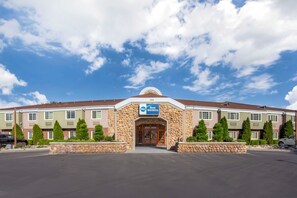 A multi-story hotel with a stone facade, a Best Western sign, and a parking lot. - Best Western Mountain View Inn (Springville)