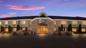 A hotel with a stone facade, a Best Western sign, and a well-lit entrance. - Best Western Mountain View Inn (Springville)