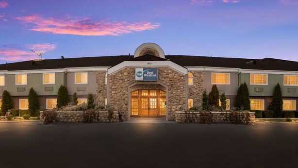 A hotel with a stone facade, a Best Western sign, and a well-lit entrance.