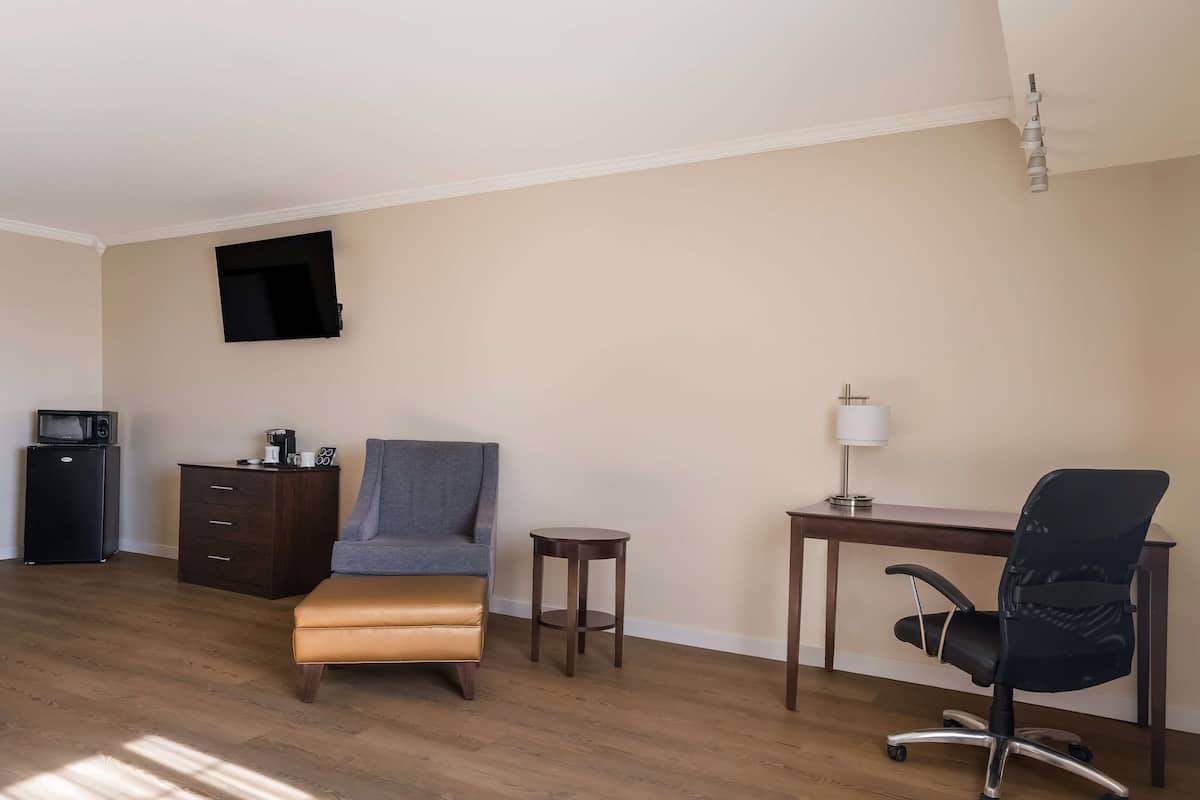 Standard Room, 1 King Bed, Non Smoking, Refrigerator & Microwave | Premium bedding, down comforters, pillowtop beds, desk