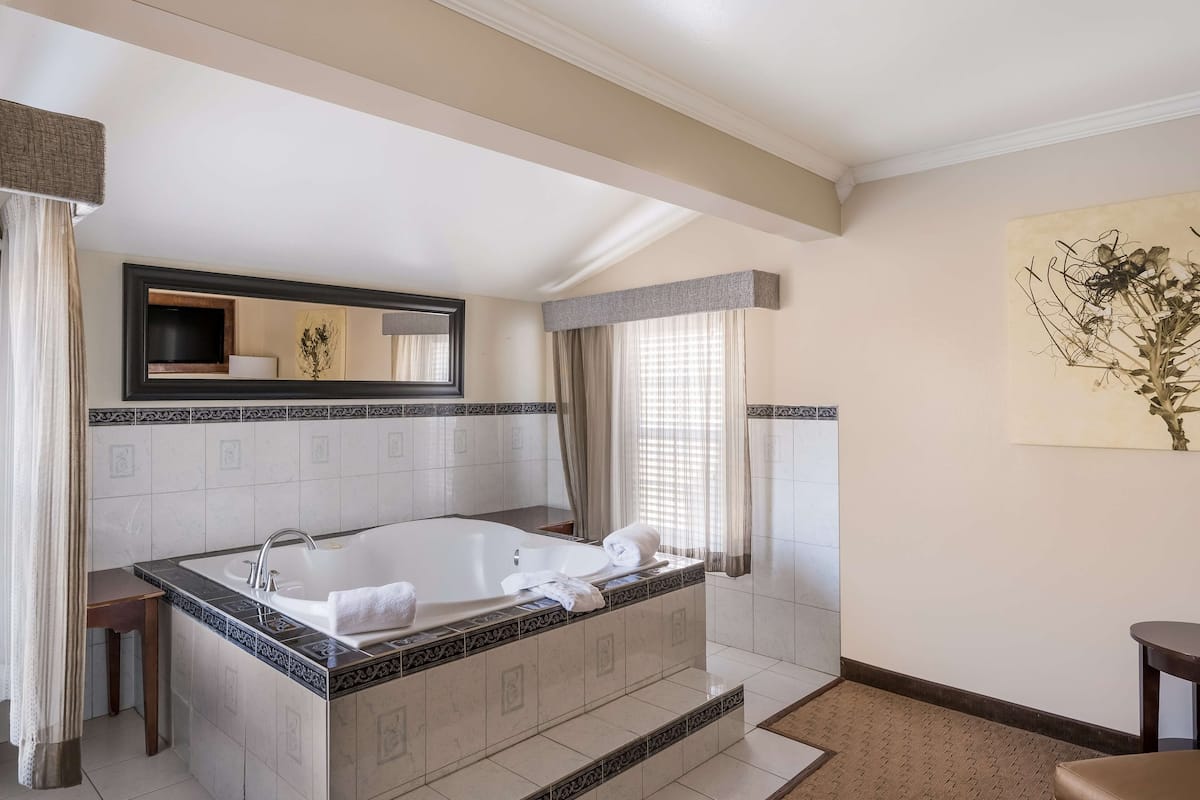 Suite, 1 King Bed, Non Smoking, Jetted Tub (Spa Tub) | Premium bedding, down comforters, pillowtop beds, desk