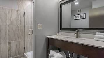 Suite, 1 King Bed, Non Smoking | Bathroom | Free toiletries, hair dryer, towels