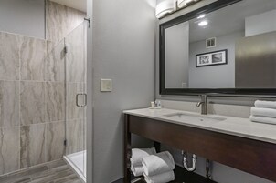 Suite, 1 King Bed, Non Smoking | Bathroom | Free toiletries, hair dryer, towels