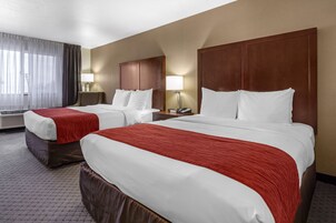 Ropa de cama hipoalergénica, escritorio y tabla de planchar con plancha 