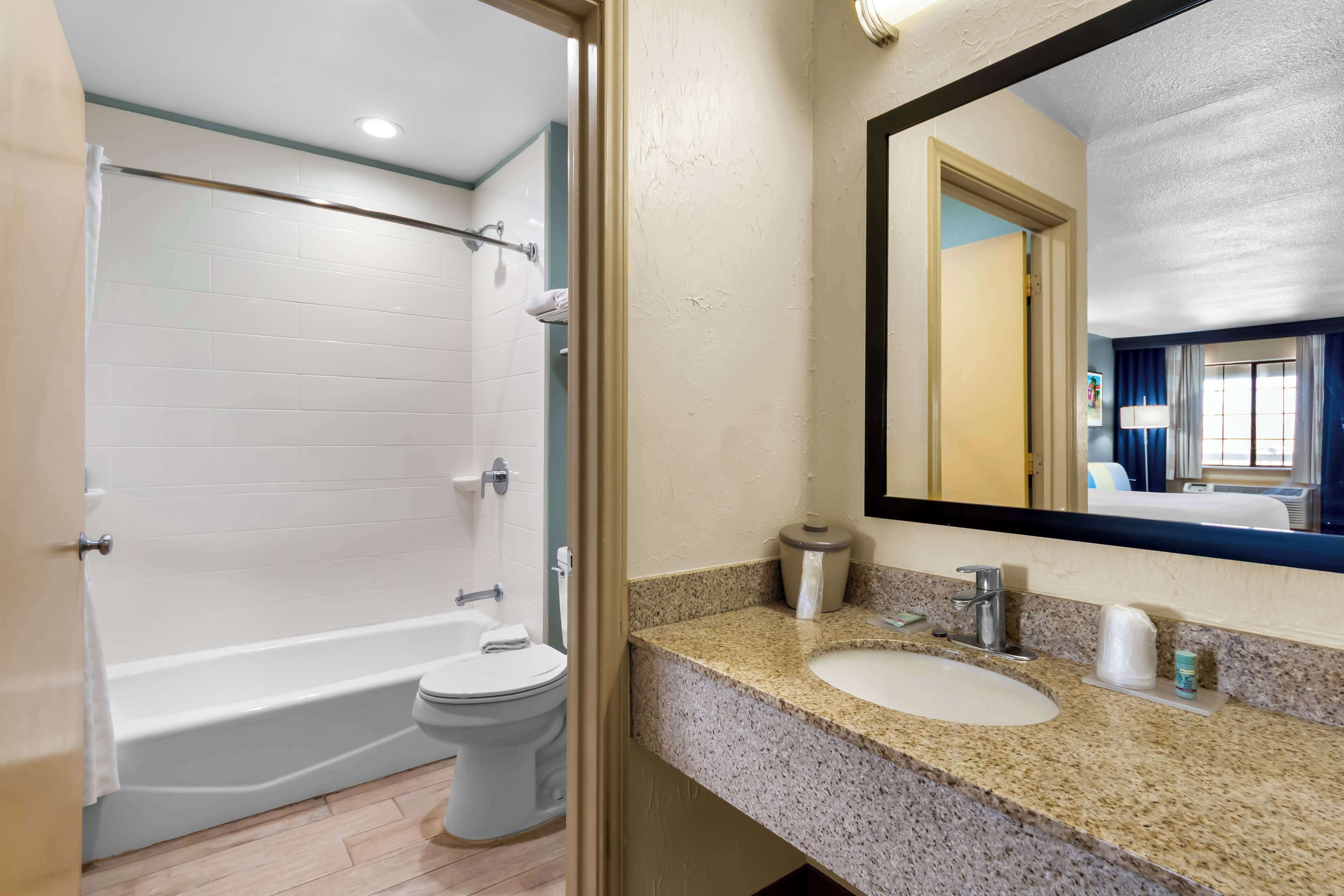 standard room, 1 king bed, non smoking, refrigerator & microwave (with sofabed) | bathroom | combined shower/bathtub, free toiletries, hair dryer, towels