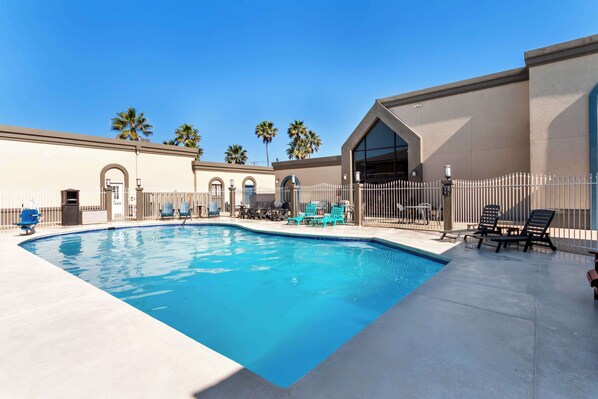 Alberca al aire libre, sombrillas en la alberca y camastros 