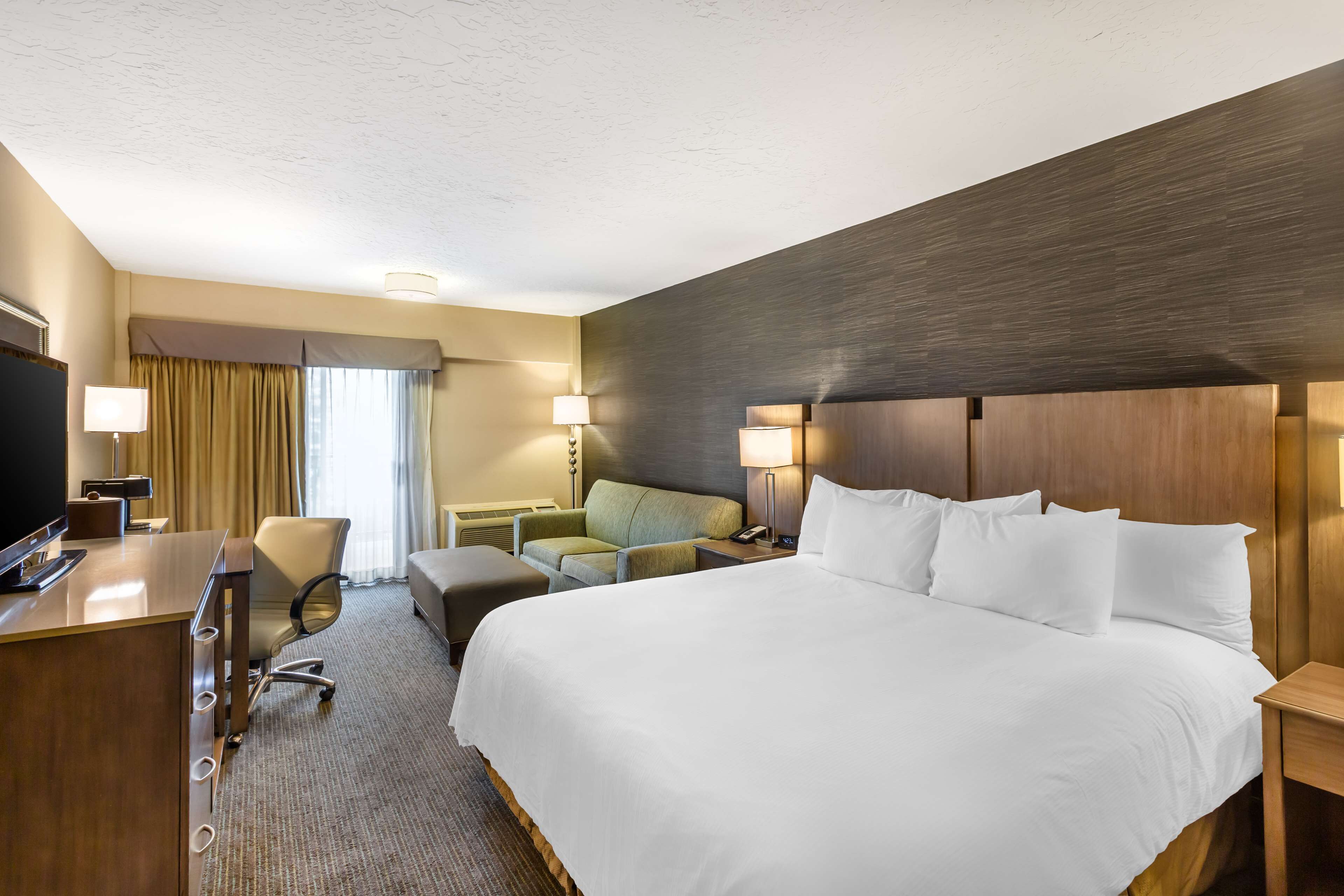 standard room, 1 king bed, non smoking, balcony | desk, iron/ironing board, cots/infant beds, rollaway beds