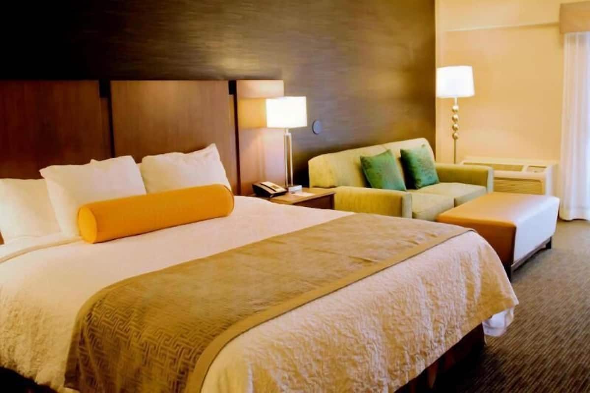 TyöpöytÀ, silitysrauta/-lauta, vauvansÀngyt, lisÀvuoteet