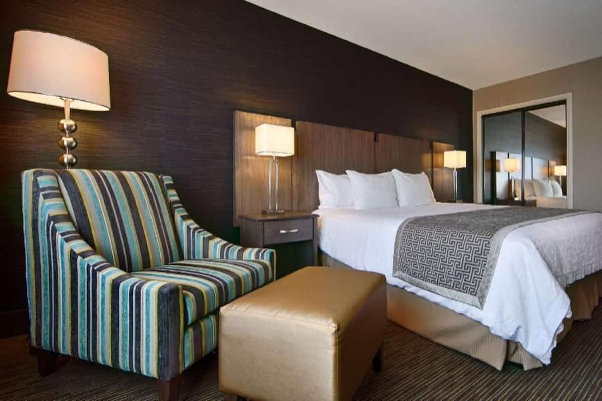 TyöpöytÀ, silitysrauta/-lauta, vauvansÀngyt, lisÀvuoteet