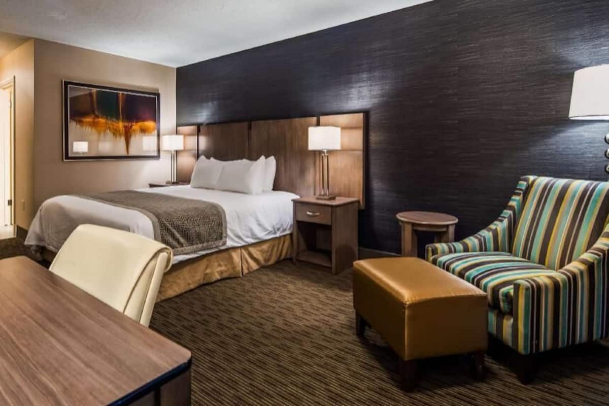 TyöpöytÀ, silitysrauta/-lauta, vauvansÀngyt, lisÀvuoteet