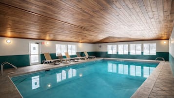 Piscine couverte, accès possible de 08 h 00 à 22 h 00, chaises longues