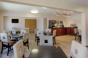 Desayuno completo gratuito y diario