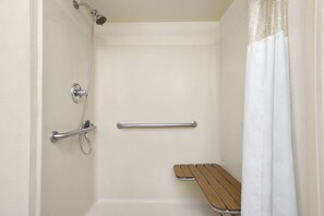 Ensemble baignoire-douche, articles de toilette (gratuits)