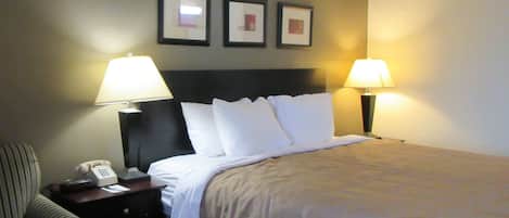 Escritorio, cortinas blackout y tabla de planchar con plancha