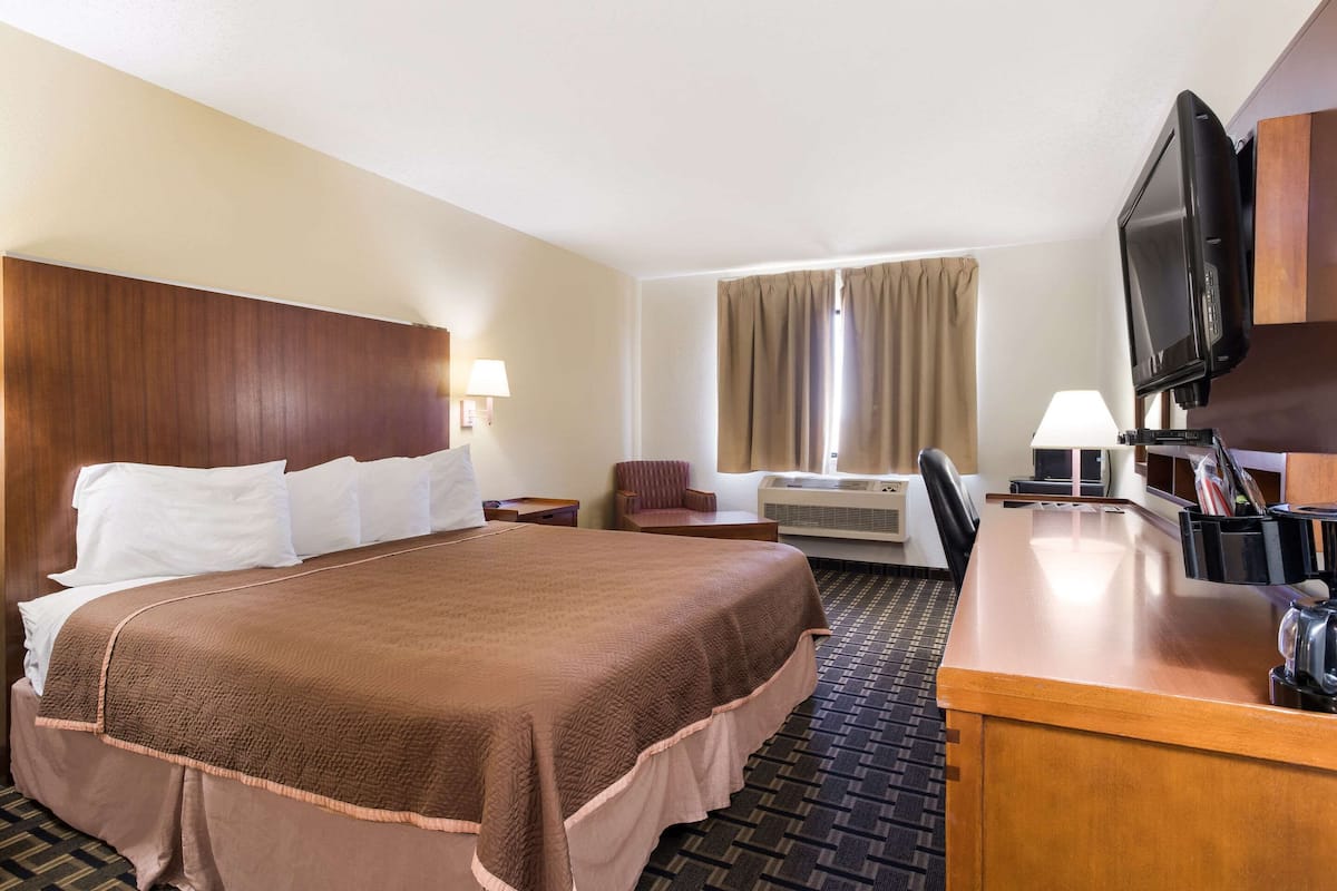 Standard Room, 1 King Bed, Non Smoking | Desk, laptop workspace, iron/ironing board, free cribs/infant beds