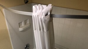 Cofres nos quartos, escrivaninha, ferros/tábuas de passar roupa