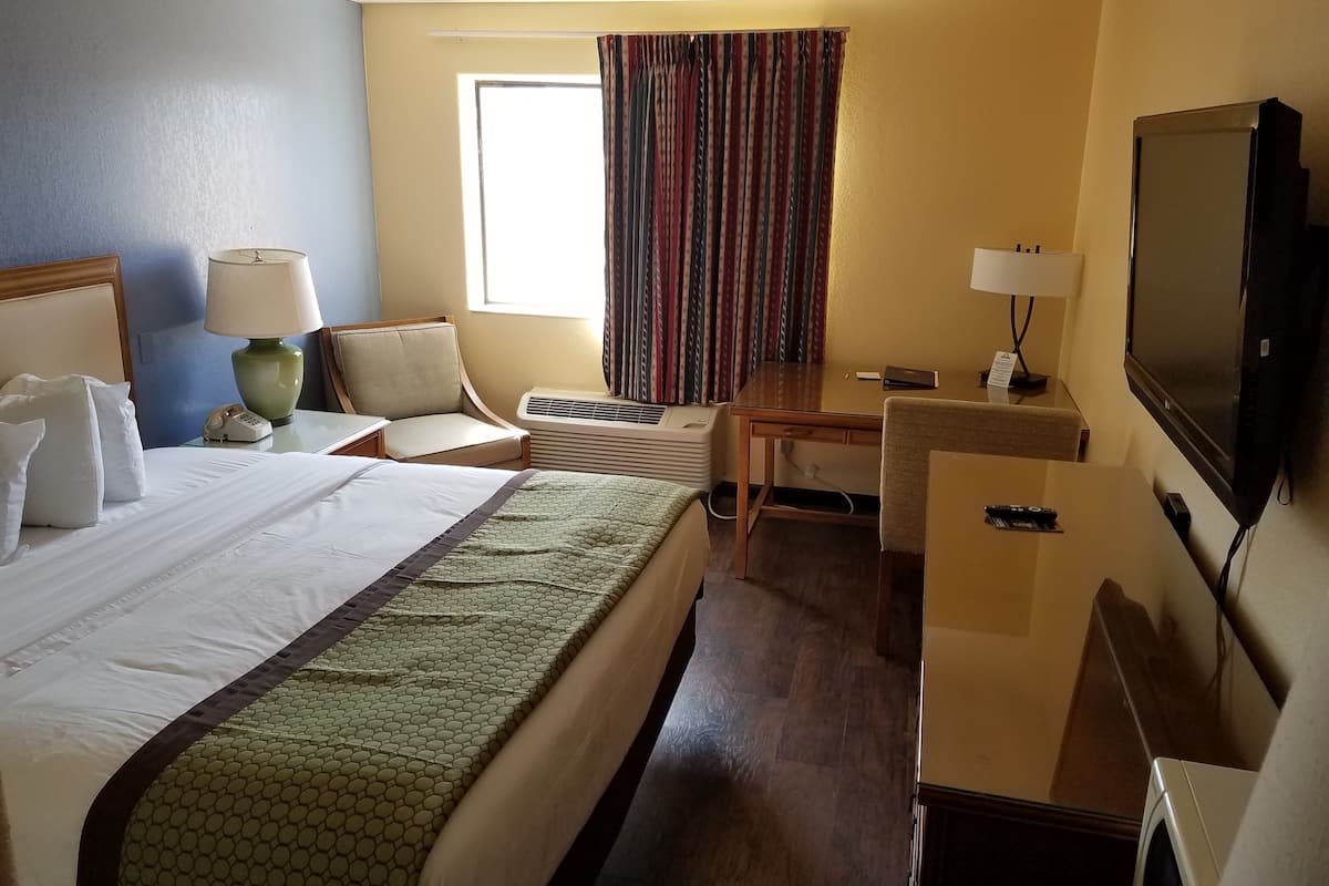 Room, 1 Katil Raja (King), Accessible, Smoking | Peti besi dalam bilik, meja, seterika/papan seterika
