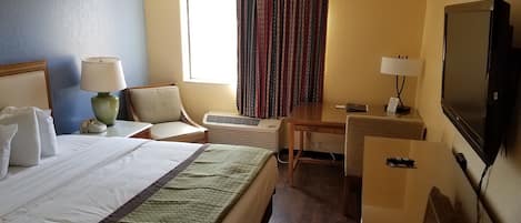 Habitación, 1 cama de matrimonio grande, accesible para personas con discapacidad, fumadores | Caja fuerte, escritorio, tabla de planchar con plancha y cunas gratuitas