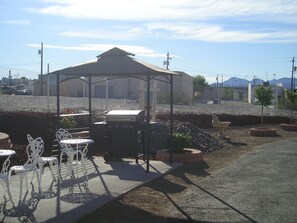 BBQ/picnic Area - Royal Inn (Lake Havasu City)