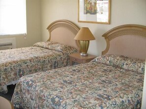 Blackout curtains, iron/ironing board, free WiFi, bed sheets - Royal Inn (Lake Havasu City)