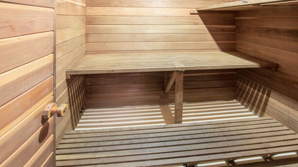 Una sauna con paredes y bancos de madera.