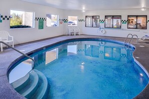 Piscine couverte, accès possible de 07 h 00 à 21 h 30, chaises longues 