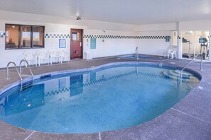 Kolam renang indoor, dengan kursi berjemur