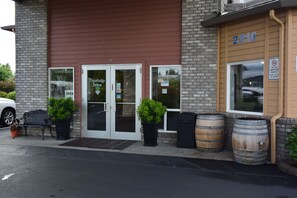 Interior entrance - Travelodge Suites by Wyndham Newberg (Newberg)