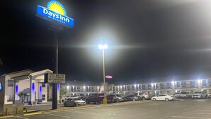 A parking lot with a Days Inn sign, a pool and spa area, and a Taco Bell sign. - Days Inn by Wyndham El Paso West (El Paso)