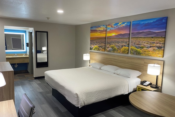 Rom, 1 kingsize-seng, ikke-røyk | Senger med overmadrass, skrivebord og ekstrasenger (mot et tillegg)