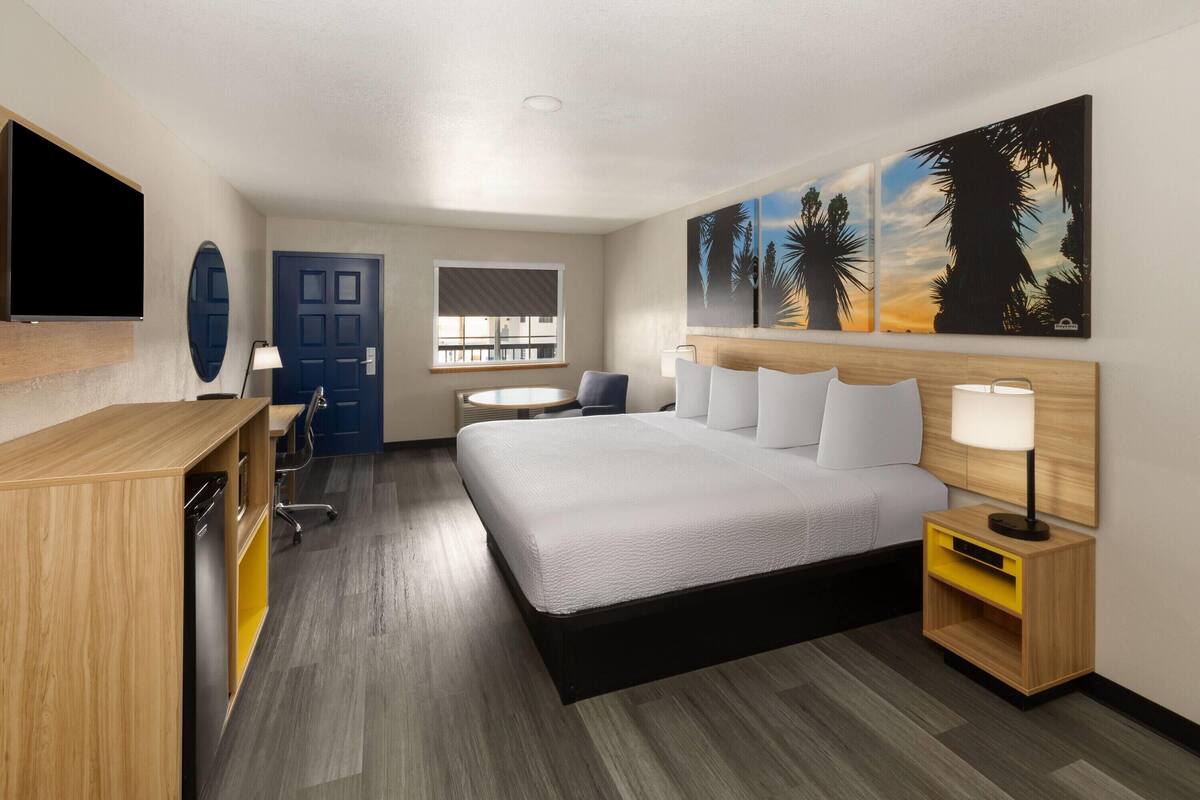 Room, 1 King Bed, Non Smoking | Pillowtop beds, desk, rollaway beds (surcharge), WiFi (free)