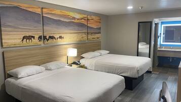 客房, 2 張加大雙人床, 非吸煙房 | 舒適加層、書桌、折疊床/加床、免費無線上網