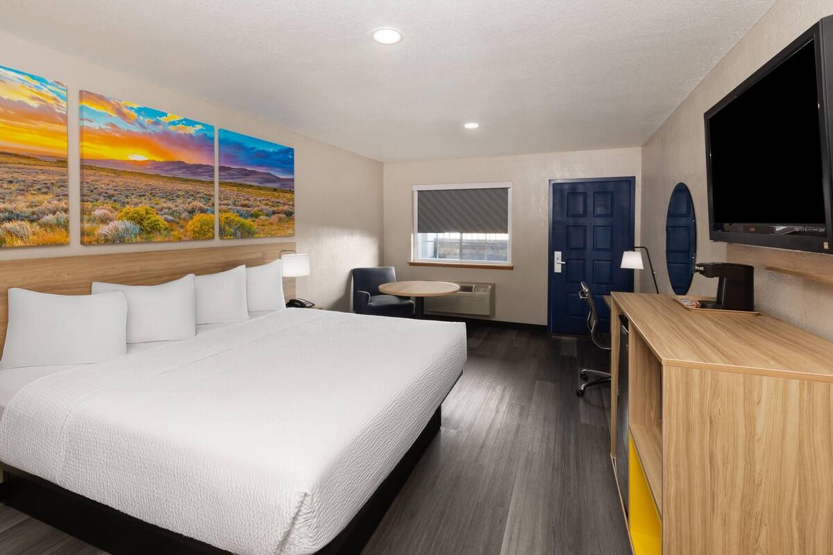 Room, 1 King Bed, Mobility Accessible, Non Smoking (Roll-In Shower) | Pillowtop beds, desk, rollaway beds (surcharge), WiFi (free)