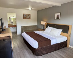 Room, 1 King Bed, Non Smoking | Desk, free WiFi, bed sheets