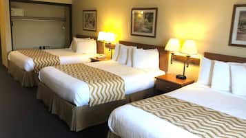 Escritorio, espacio para trabajar con laptop y cortinas blackout