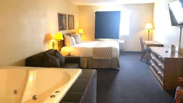 Suite, 1 kingsize bed met slaapbank, niet-roken, hot tub | Een bureau, een laptopwerkplek, verduisterende gordijnen