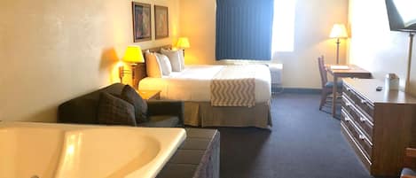 Suite, 1 trÚs grand lit et 1 canapé-lit, non-fumeurs, bain à remous | Bureau, espace de travail pour ordinateur portable, rideaux occultants