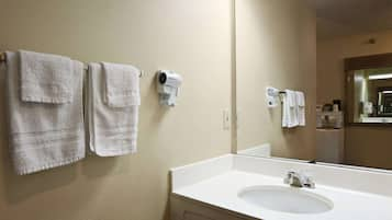 Combined shower/bathtub, free toiletries, hair dryer, towels