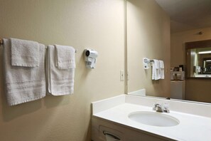 Combined shower/bathtub, free toiletries, hair dryer, towels