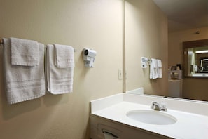 Combined shower/bathtub, free toiletries, hair dryer, towels