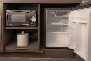 Refrigerador, microondas y cafetera y tetera 